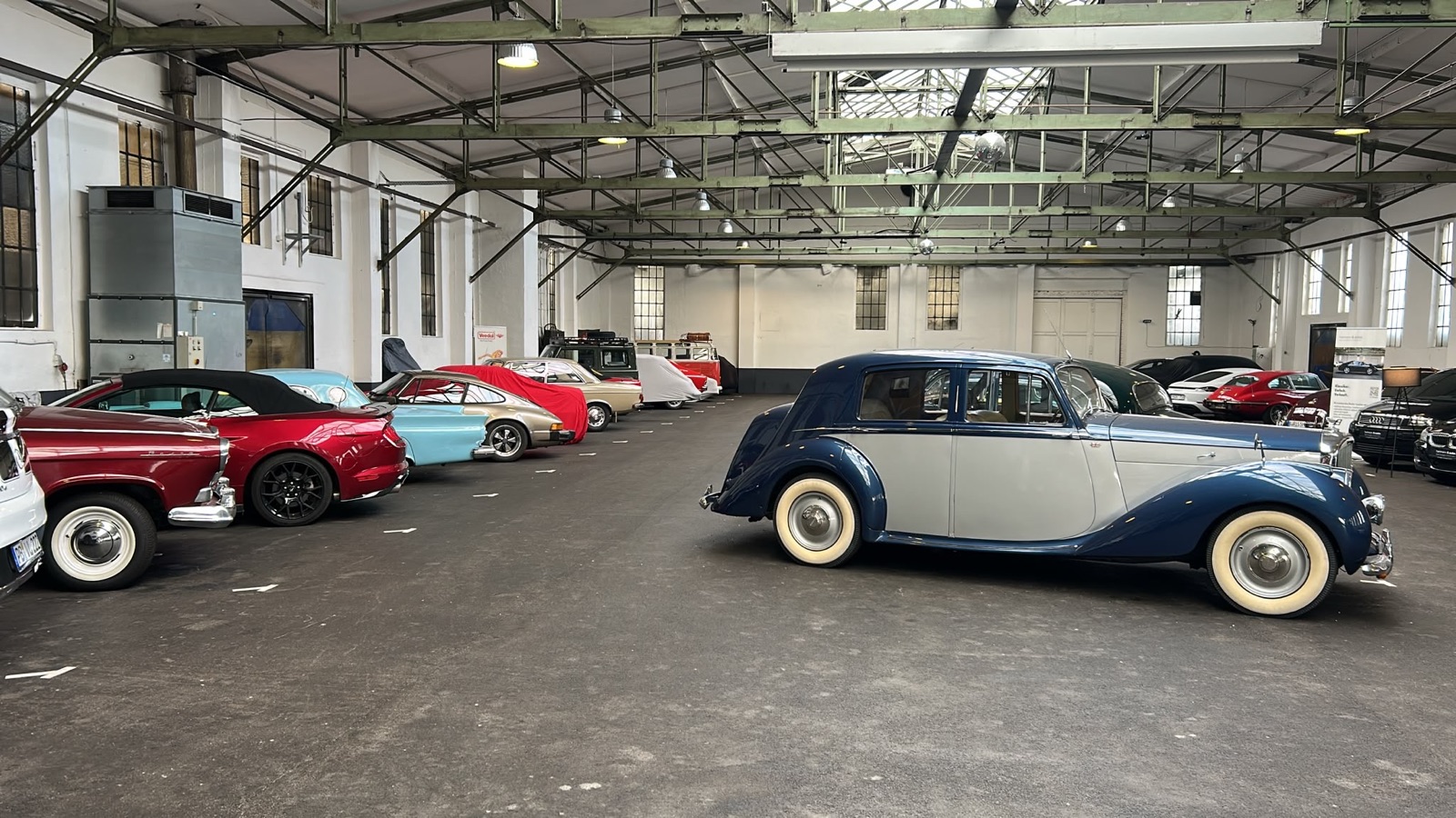 Blau-silberner Oldtimer und Klassiker in der Roderwerk-Halle