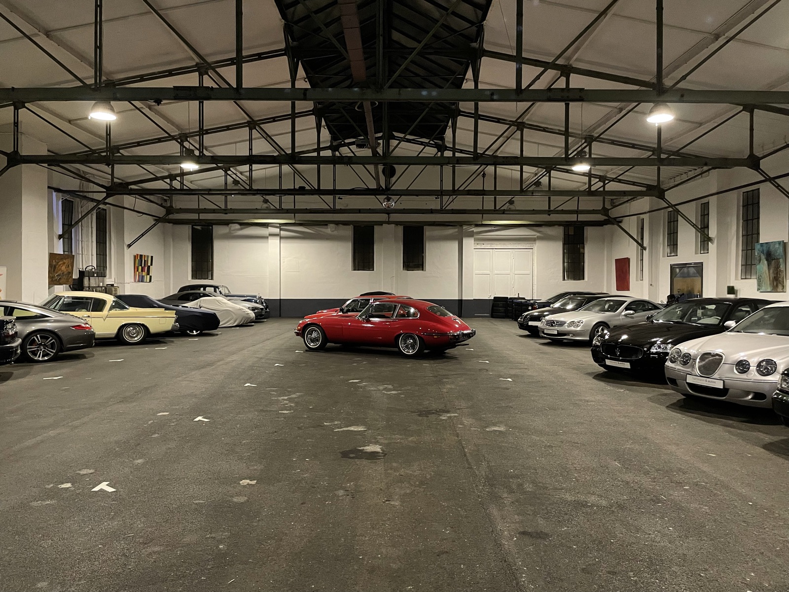Roter Jaguar E-Type im Zentrum der Halle