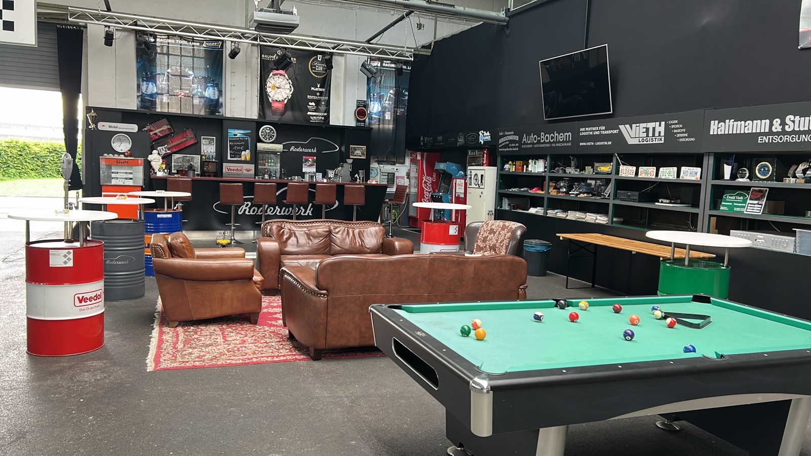 Drivers Lounge mit Ledersofas, Bar und Billardtisch